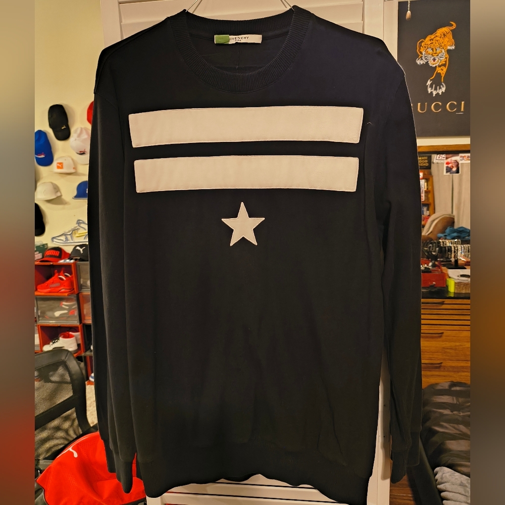 Givenchy sweatshirt! (L)